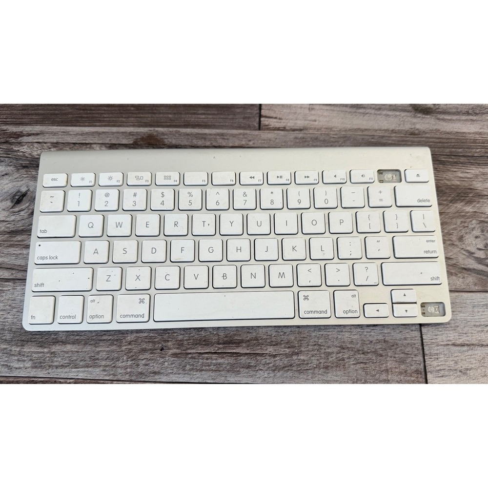 Apple Wireless Keyboard A1314‎ Bluetooth Silver – Works, Missing 2 Keys